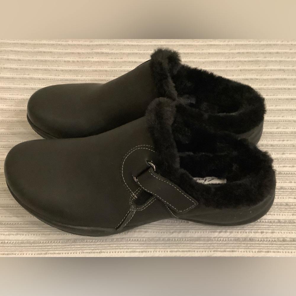 Clarks Roseville Clogs Black Leather Plush Cozy Lining NEW